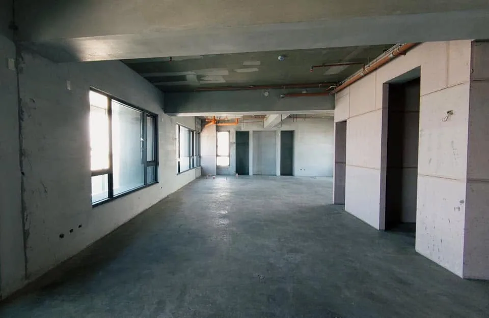 客變階段建案毛胚屋現況,牆面與地面尚未進行任何裝修施作