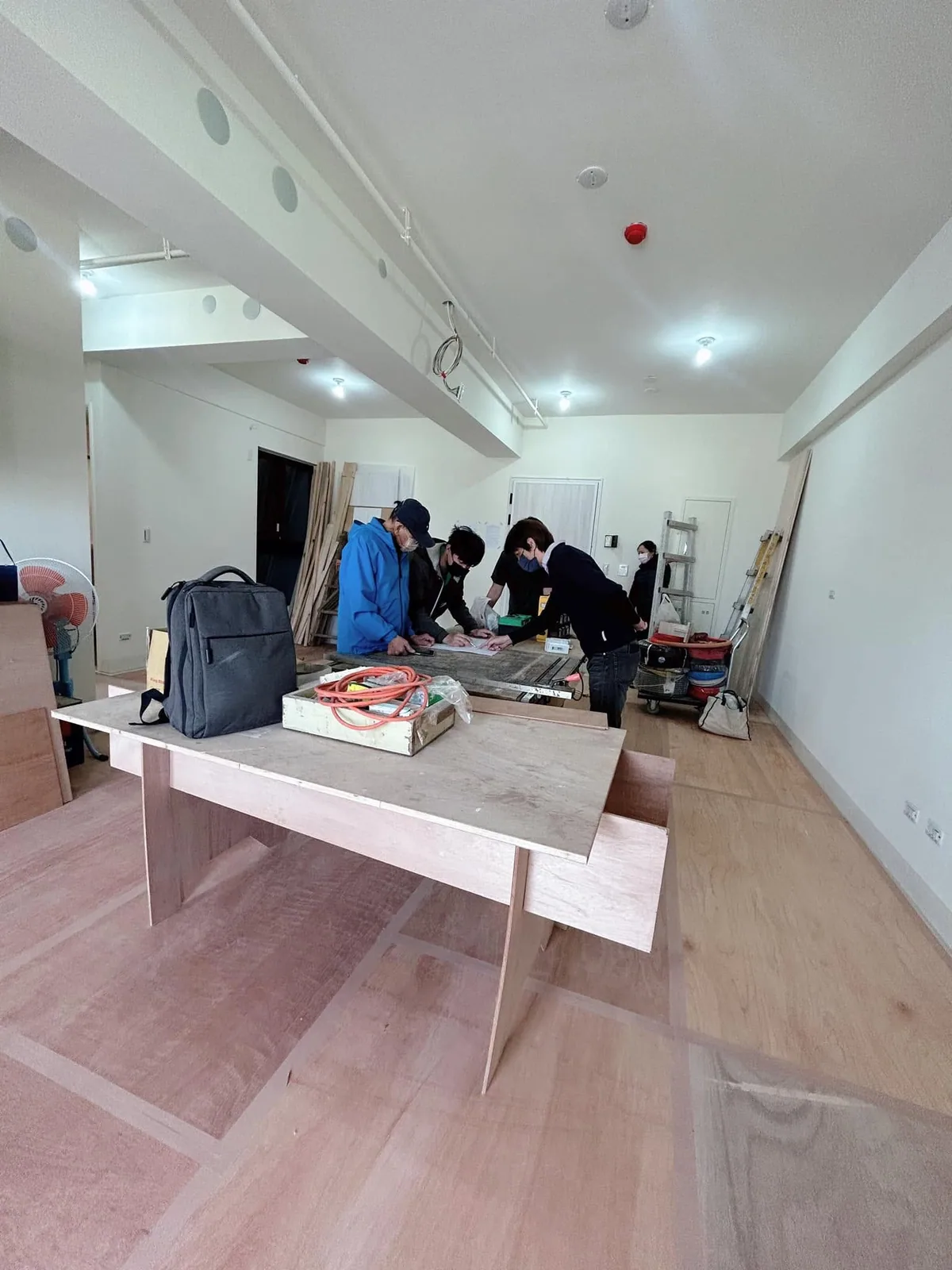室內隔間牆拆除後裸露鋼筋與磚牆交界的施工現場畫面