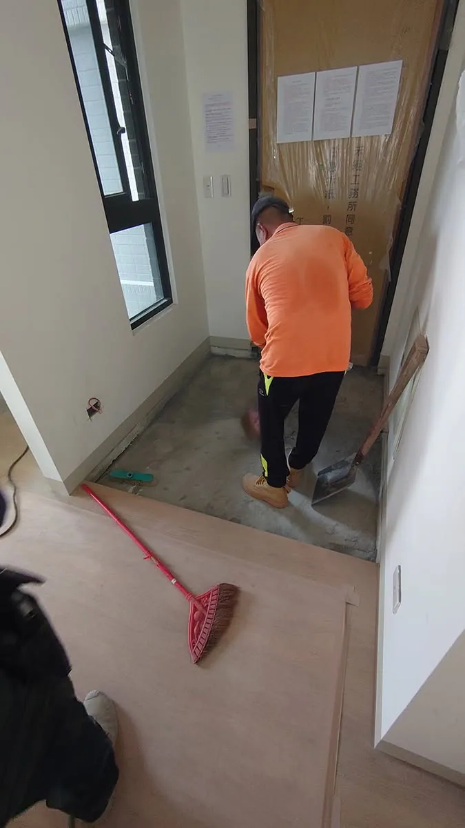 施工現場地面鋪設保護材料,工班進行整理清潔作業