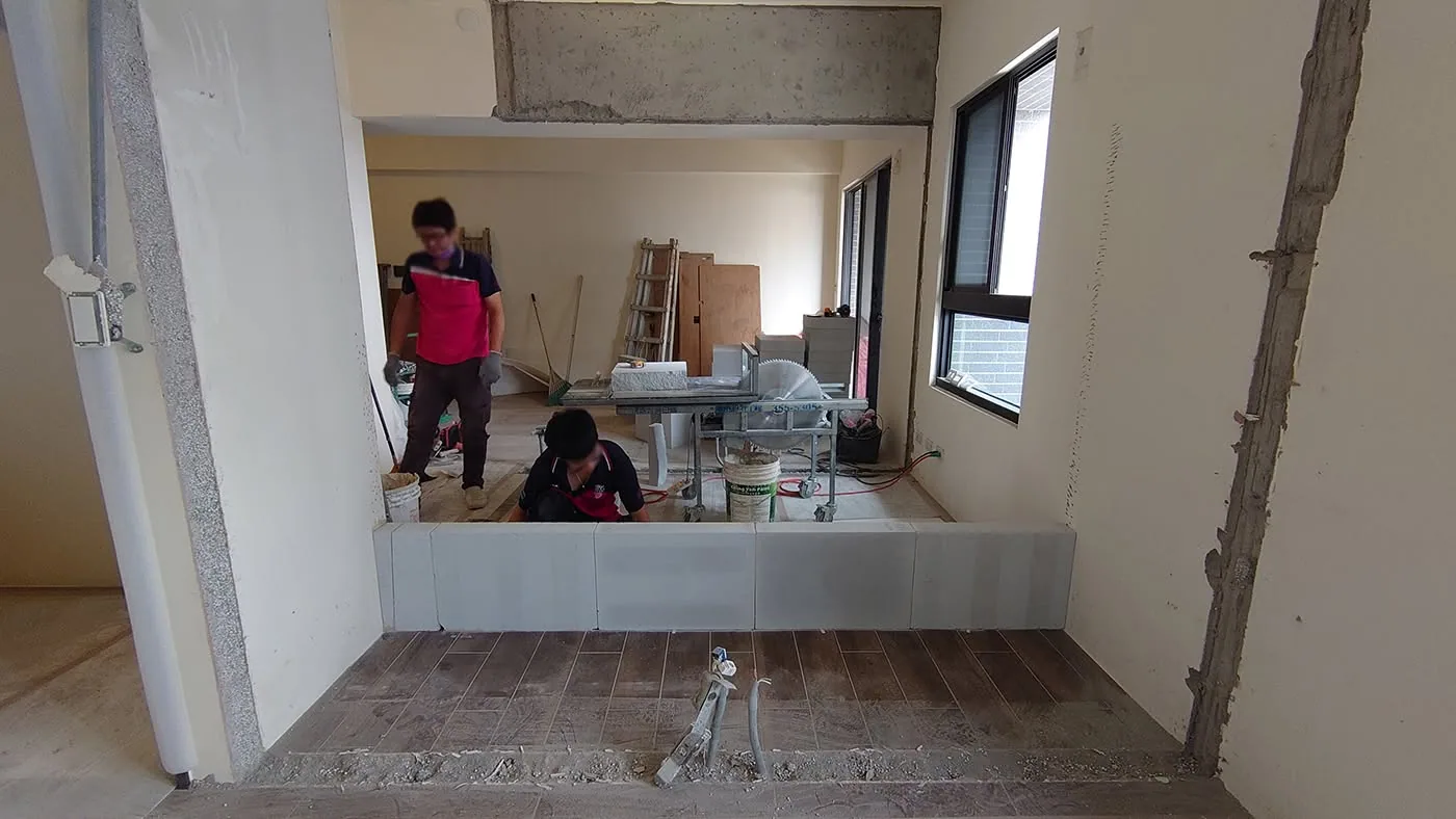 透天厝翻新工程外牆泥作施工現場，工班進行牆面整理作業