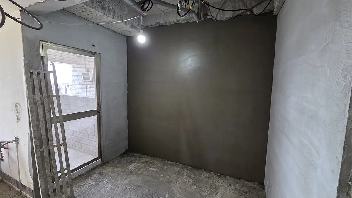 廚房木作施工進行中,牆面與地面材料整齊堆放