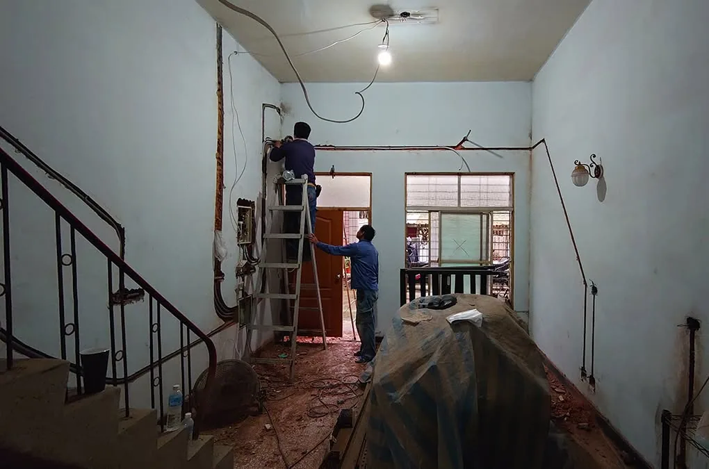 住宅老屋水電重拉工程施工現場,牆面配管配線作業進行中