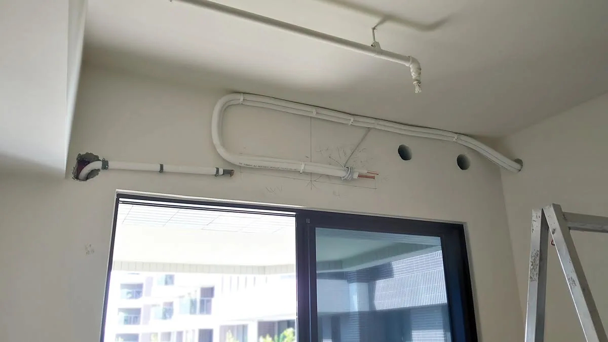 浴室以玻璃隔屏區隔淋浴區與洗手台乾區的空間畫面