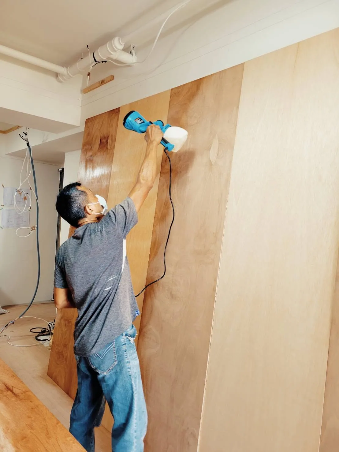 透天老屋室內牆面進行木作進場施工，工班現場組裝作業景象