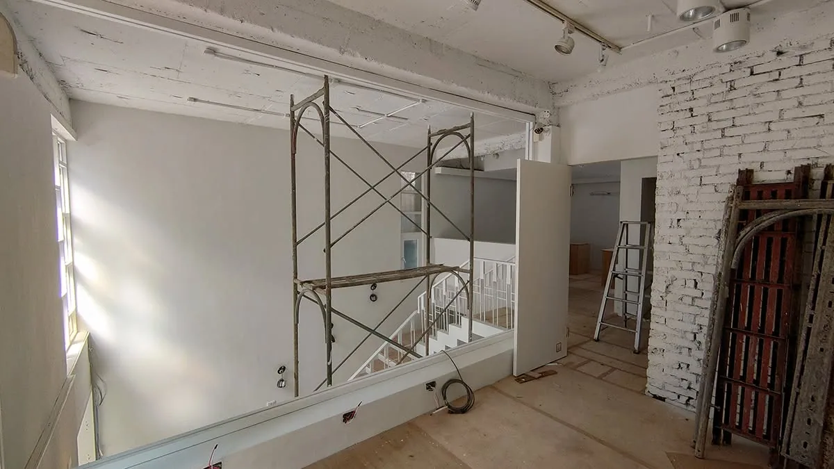 老屋通風改善工程施工現場,牆面與天花板進行整理拆除作業