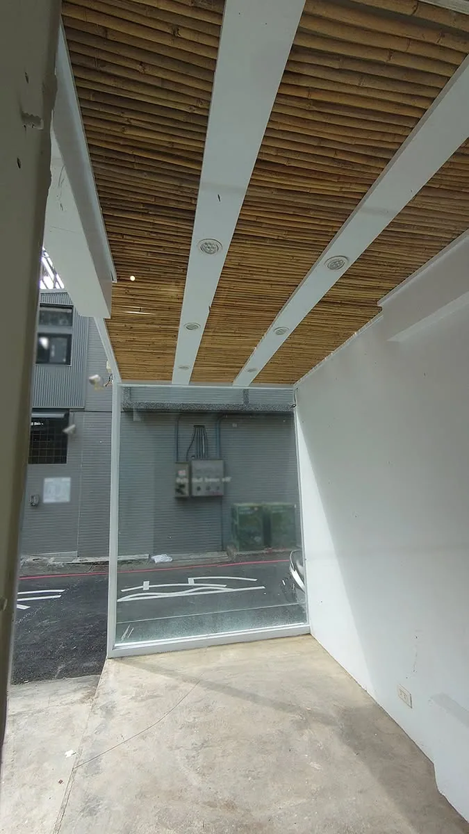 施工中的室內空間,天花板尚未封板,管線與樑柱結構直接外露