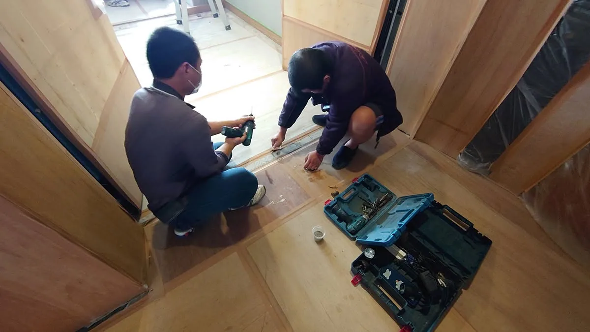 施工進行中的建築空間,牆面尚未完成表面處理,地面留有施工痕跡