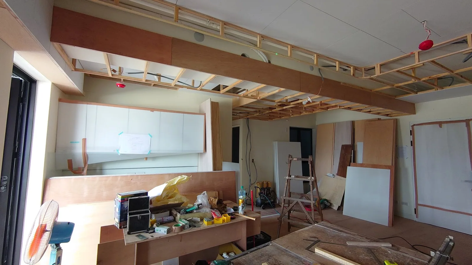 新成屋室內施工進度,地面尚未鋪設完成建材堆放整齊