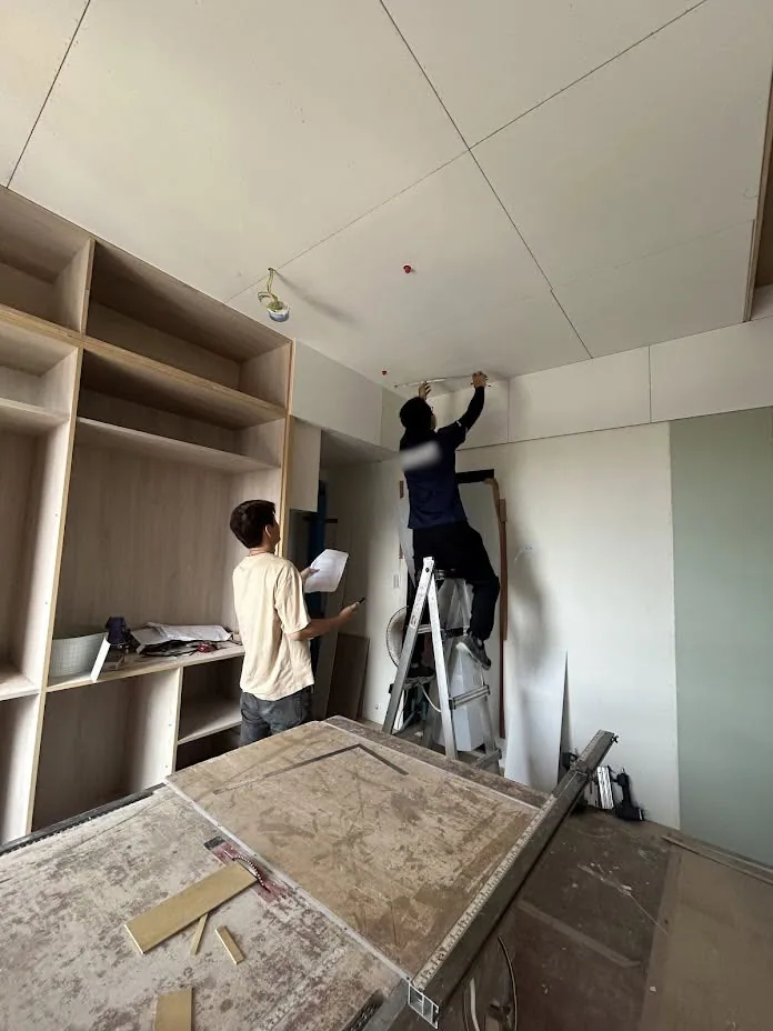 透天老屋翻新現場，施工人員正進行牆面油漆塗裝作業