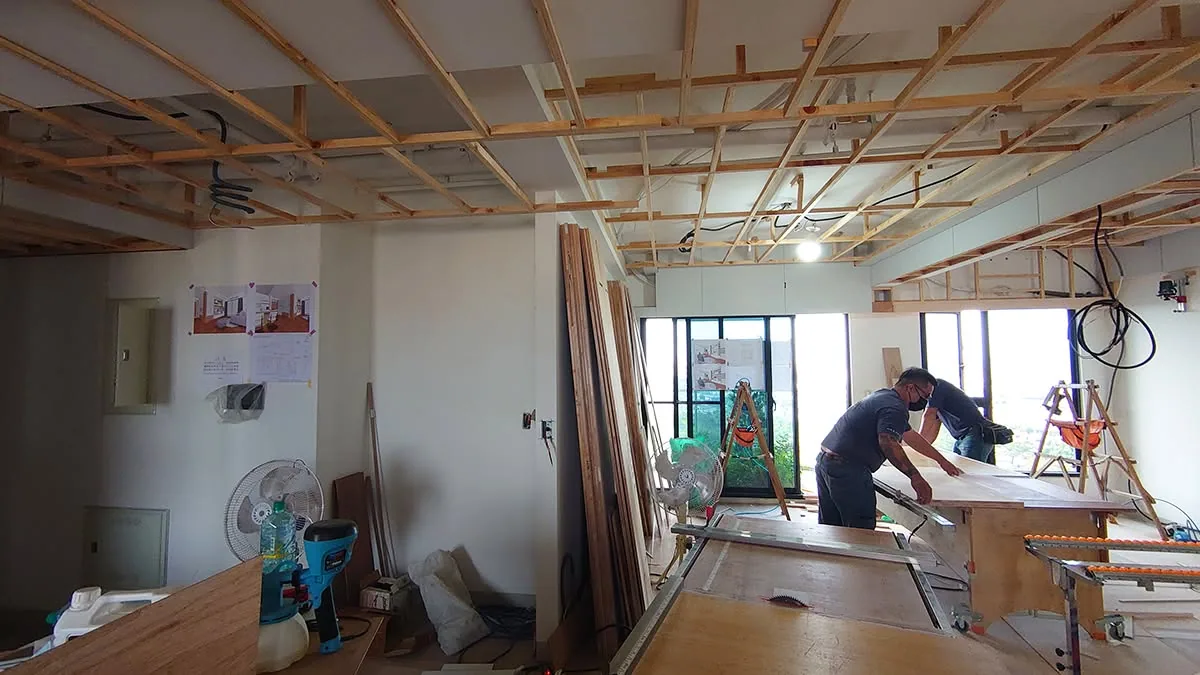 老屋整修工地內油漆工班正在進行室內牆面塗裝施工