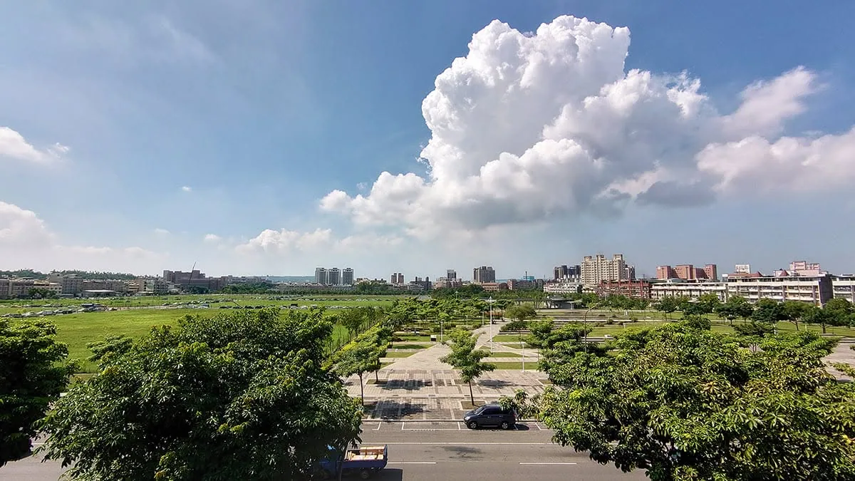 高雄農十六重劃區大樓建築外觀,多棟高層住宅大樓錯落分布