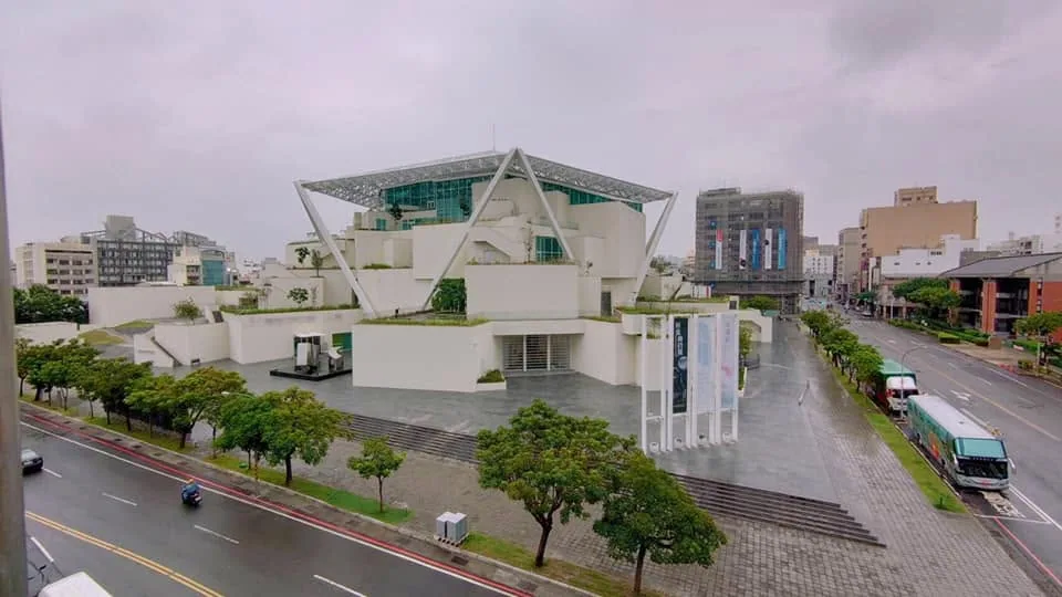 高雄農十六重劃區另一棟住宅大樓外觀,立面線條俐落挑高氣派
