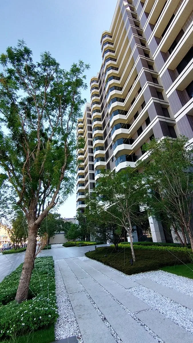 低密度別墅社區建築外觀,白牆搭配大面採光窗與植栽庭院
