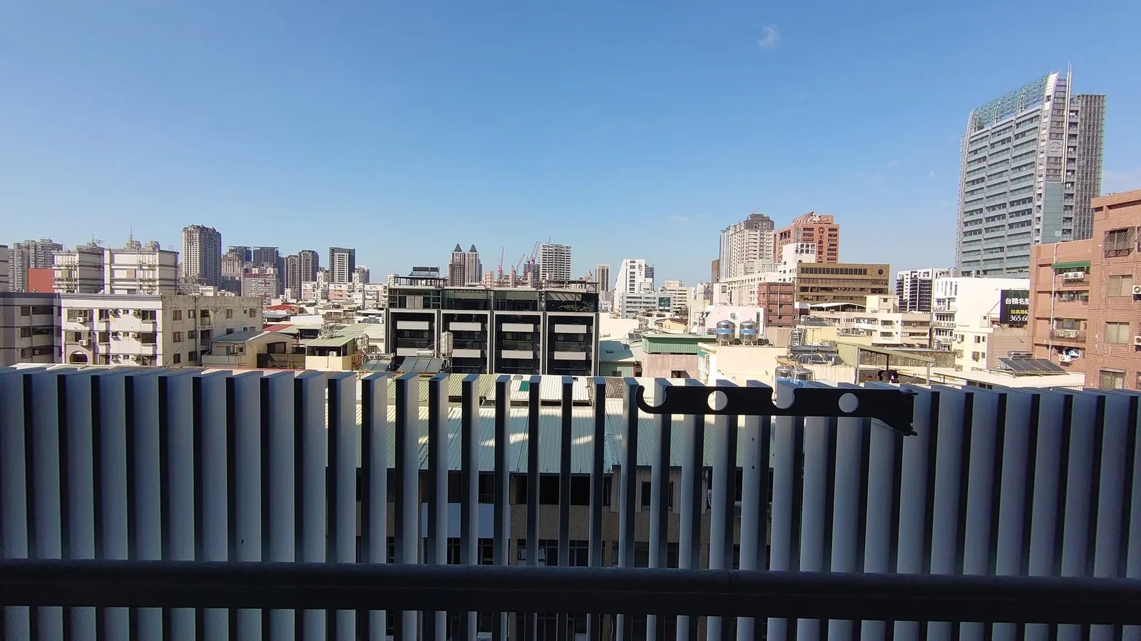 別墅建築外觀轉角view,庭院植栽與大面窗景相互映襯